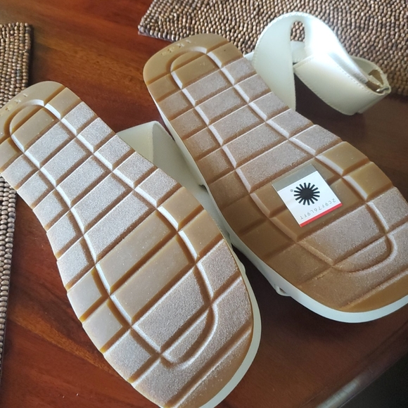 White Uggs size 5 sandals.  Brand new! - Picture 3 of 4